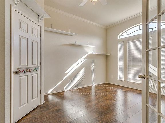 5th image of 605 E Sheila Cir