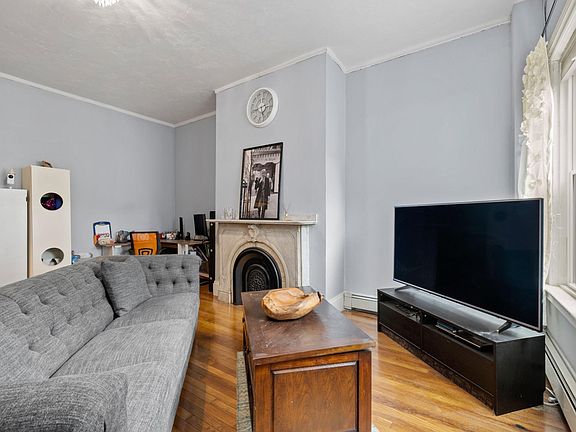 3rd image of 178 Bowen St #11