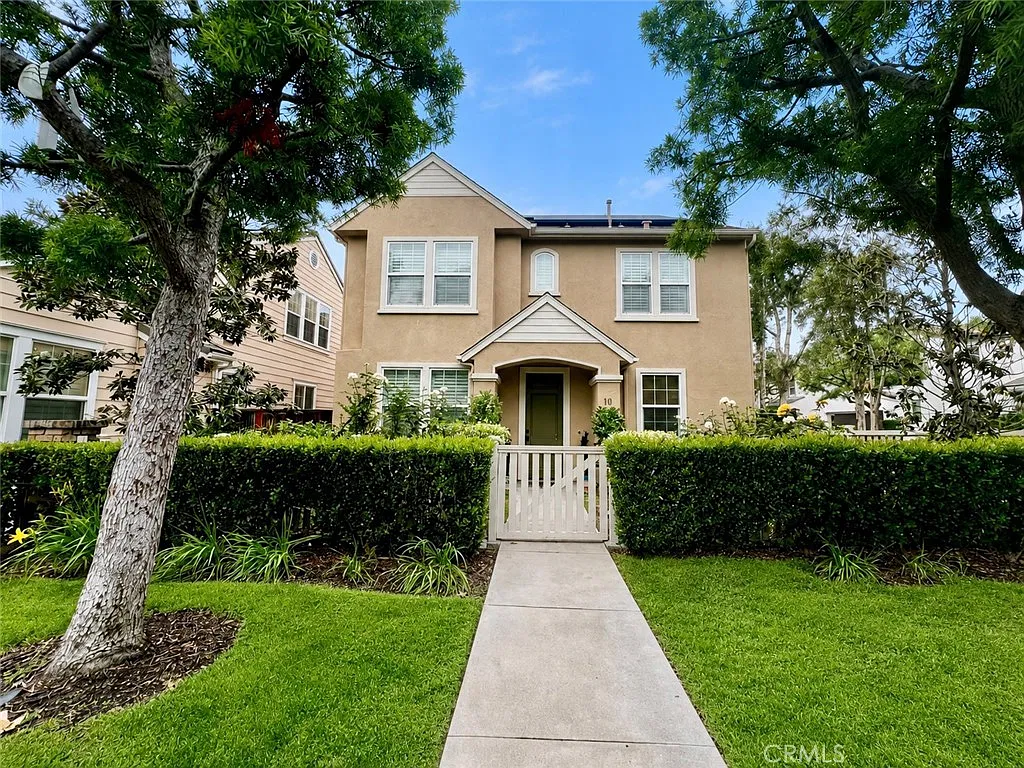 4 bed, 2.5 bath, 2200 sqft, $5,395 — Photo 1
