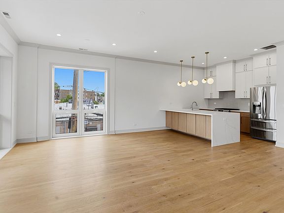 4th image of 6414 N Francisco Ave