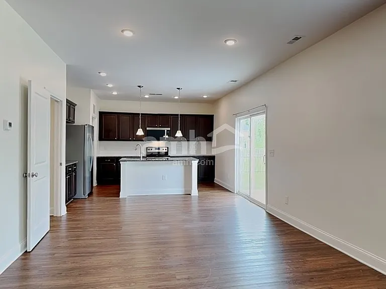 112 Pullen Dr — Photo 5