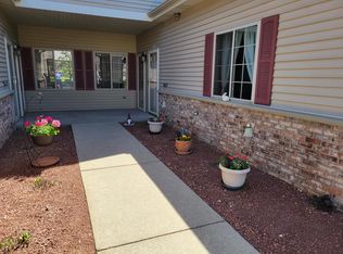 2111 Pine Ridge Ct UNIT F, Grafton, WI 53024