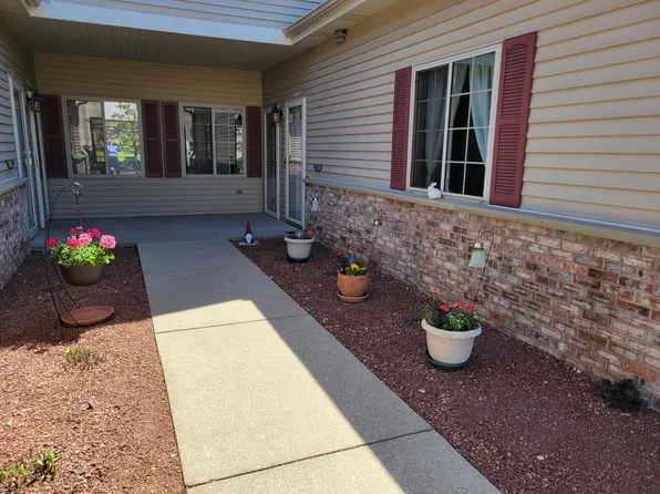 2111 Pine Ridge COURT #F, Grafton, WI 53024