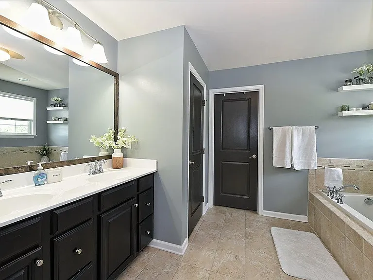 Master Bath (Shower+Tub)
