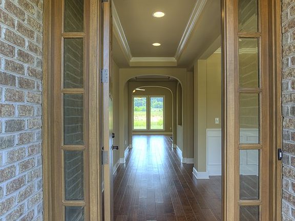 2nd image of 814 Ironwood Ln