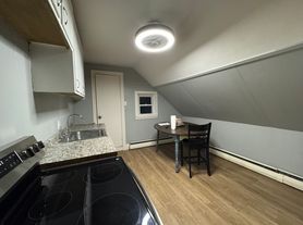 1 Cedar Ct, Amesbury, MA