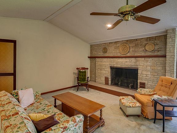 5th image of 236 Menecal Ave