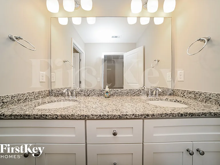 8 E Newnan Rd #A — Photo 11