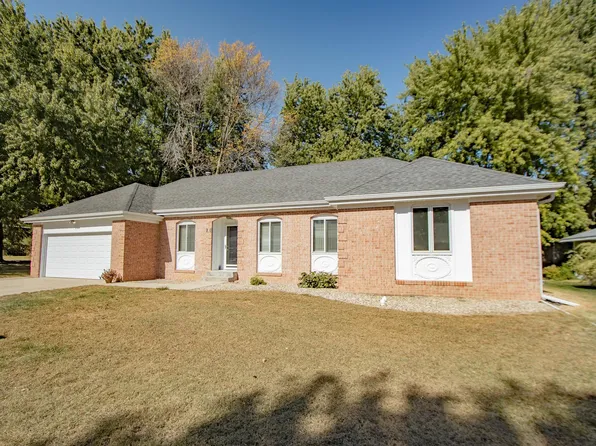 910 6th St, Spirit Lake, IA 51360