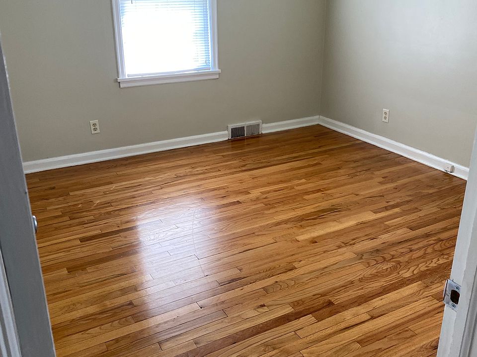 Main Bedroom
*Large enough to accomadate a king size bed