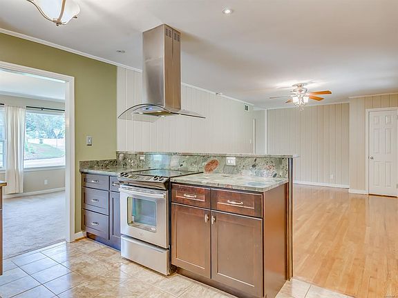 5th image of 2777 Montrose Ave