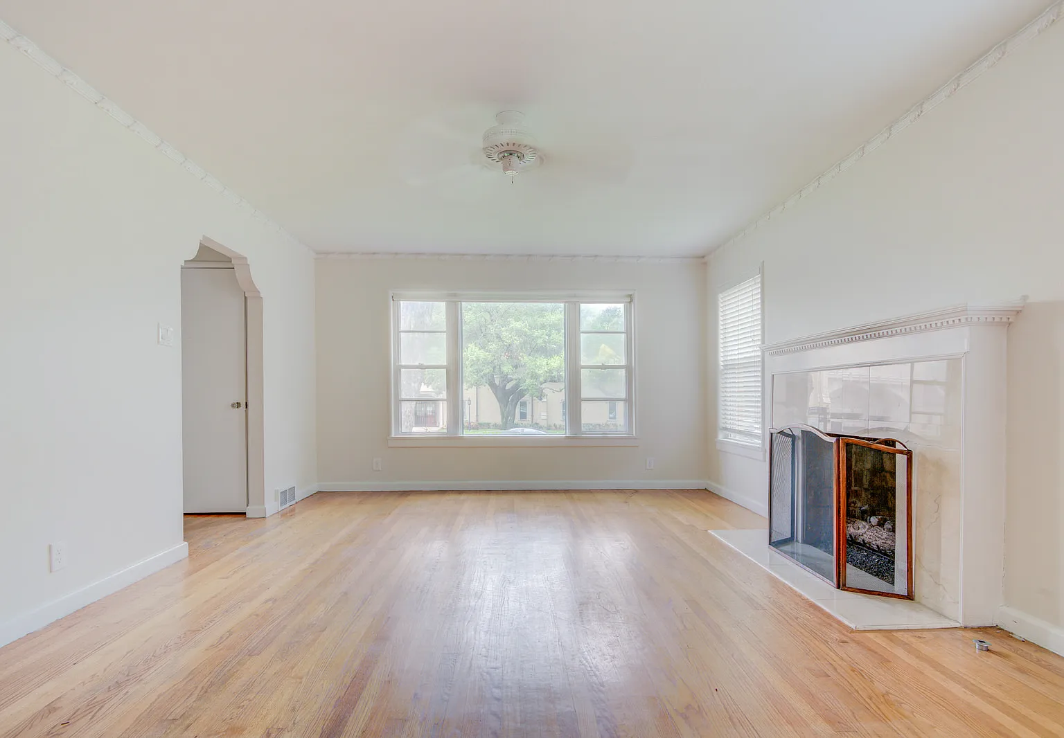 6307 Kenwood Ave — Photo 2