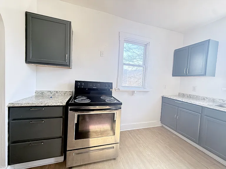 110 E Market St #7 — Photo 4