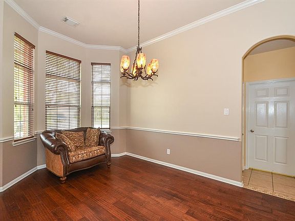 5th image of 315 Silver Creek Cir
