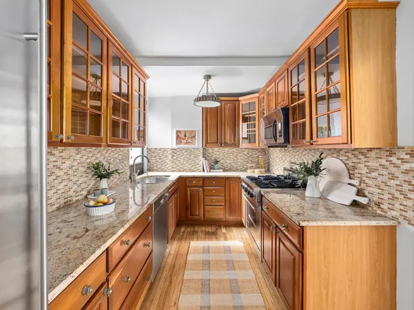 333 East 53rd Street image 6 of 17