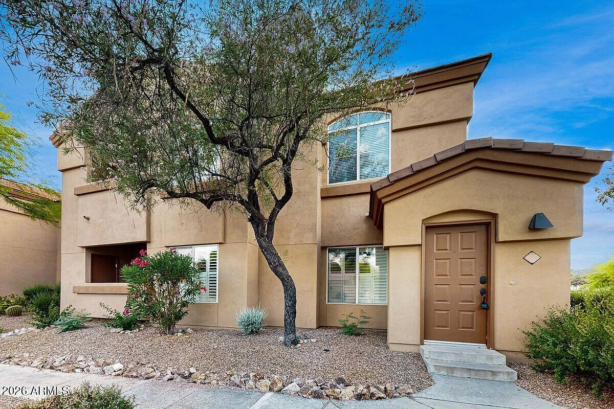 3 bed, 2.0 bath, 1048 sqft, $3,200 — Photo 1