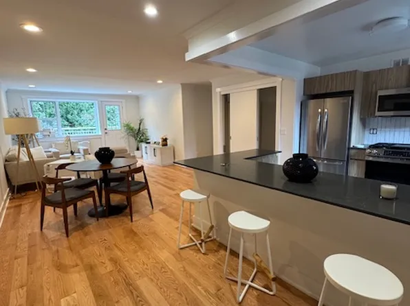 (undisclosed Address), Roslyn Heights, NY 11577