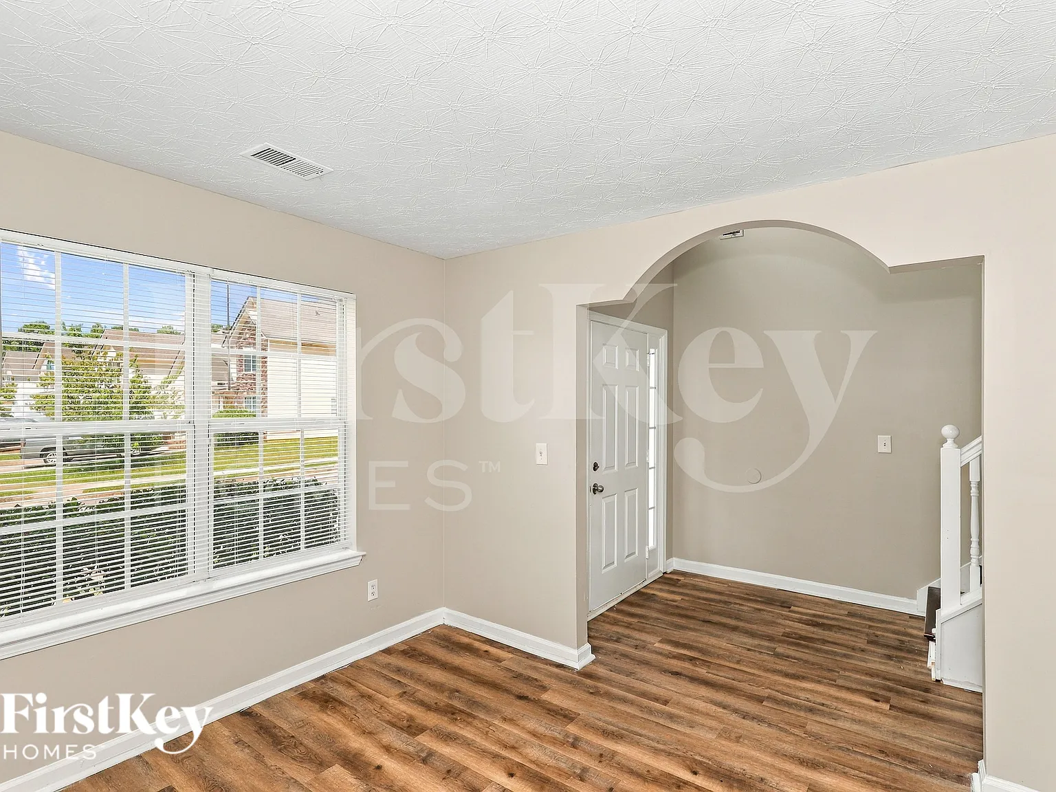 4 bed, 2.5 bath, 2037 sqft, $2,080 — Photo 2