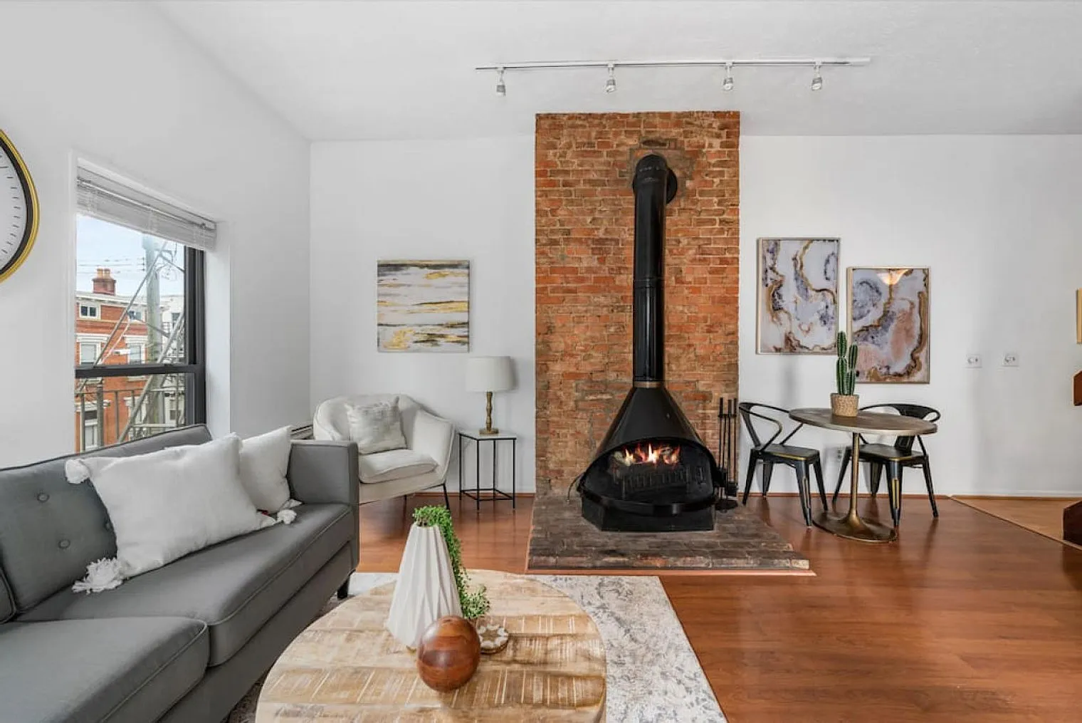 1 bed, 1.0 bath, 861 sqft, $2,267 — Photo 2