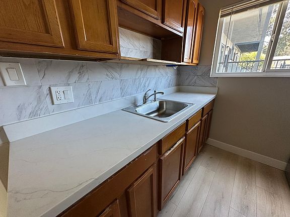 5th image of 48 Alan Ct APT D