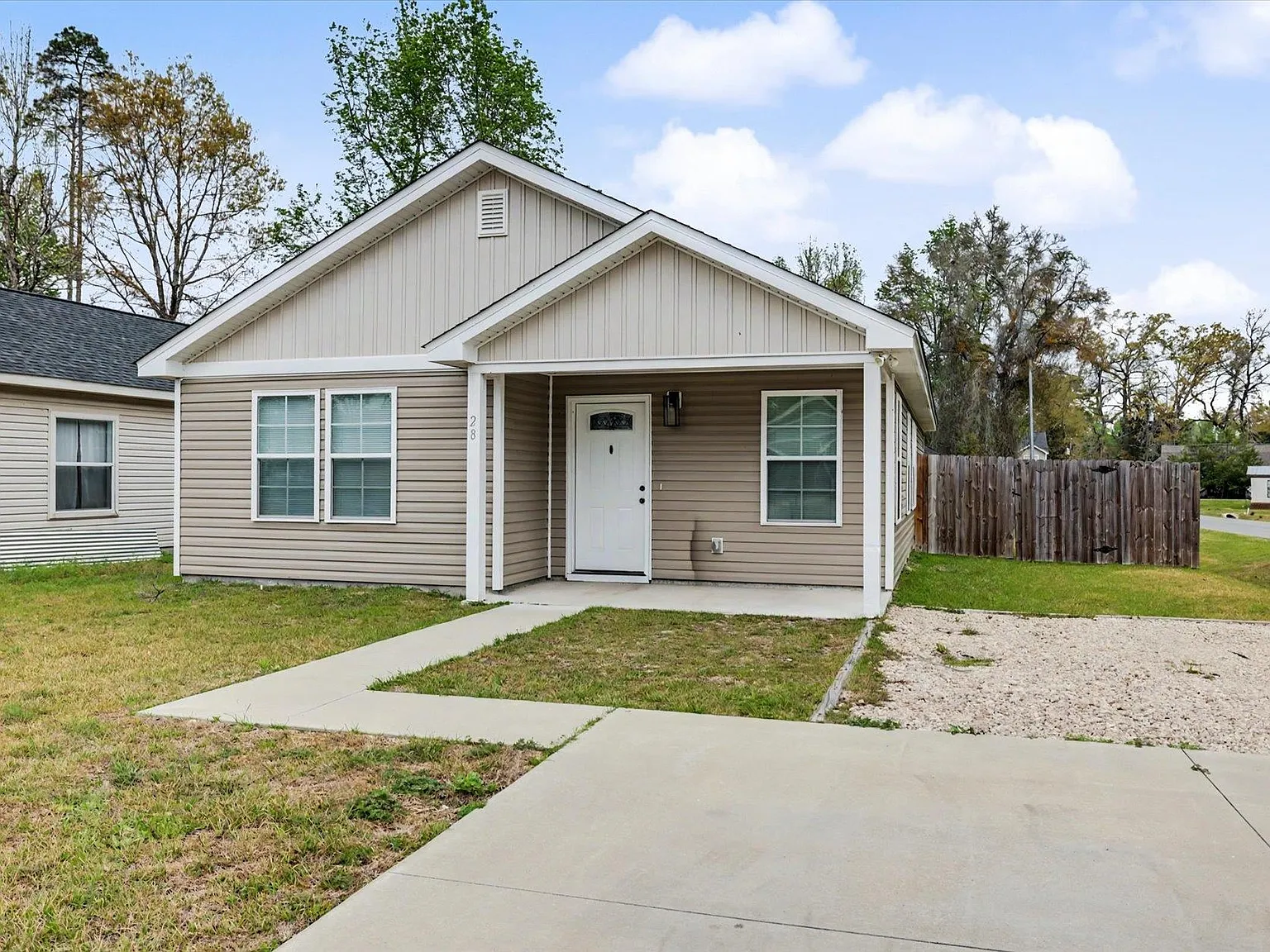3 bed, 2.0 bath, 1341 sqft, $1,695 — Photo 2