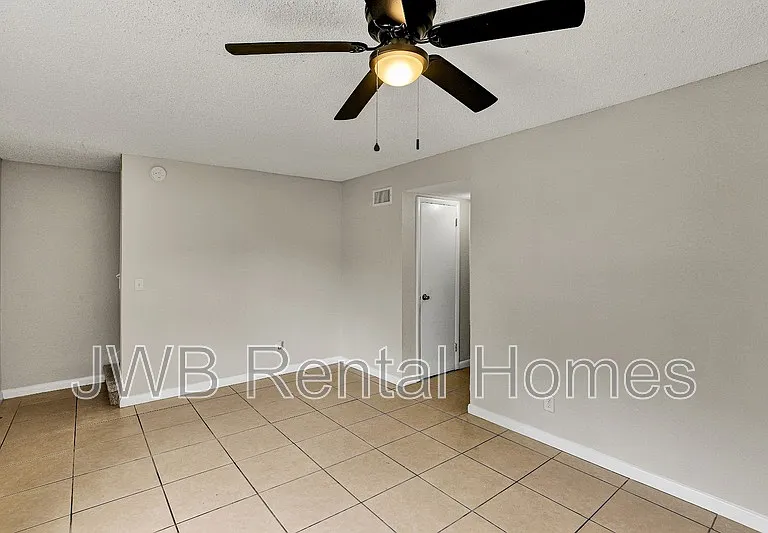 1842 Broadway Ave — Photo 3
