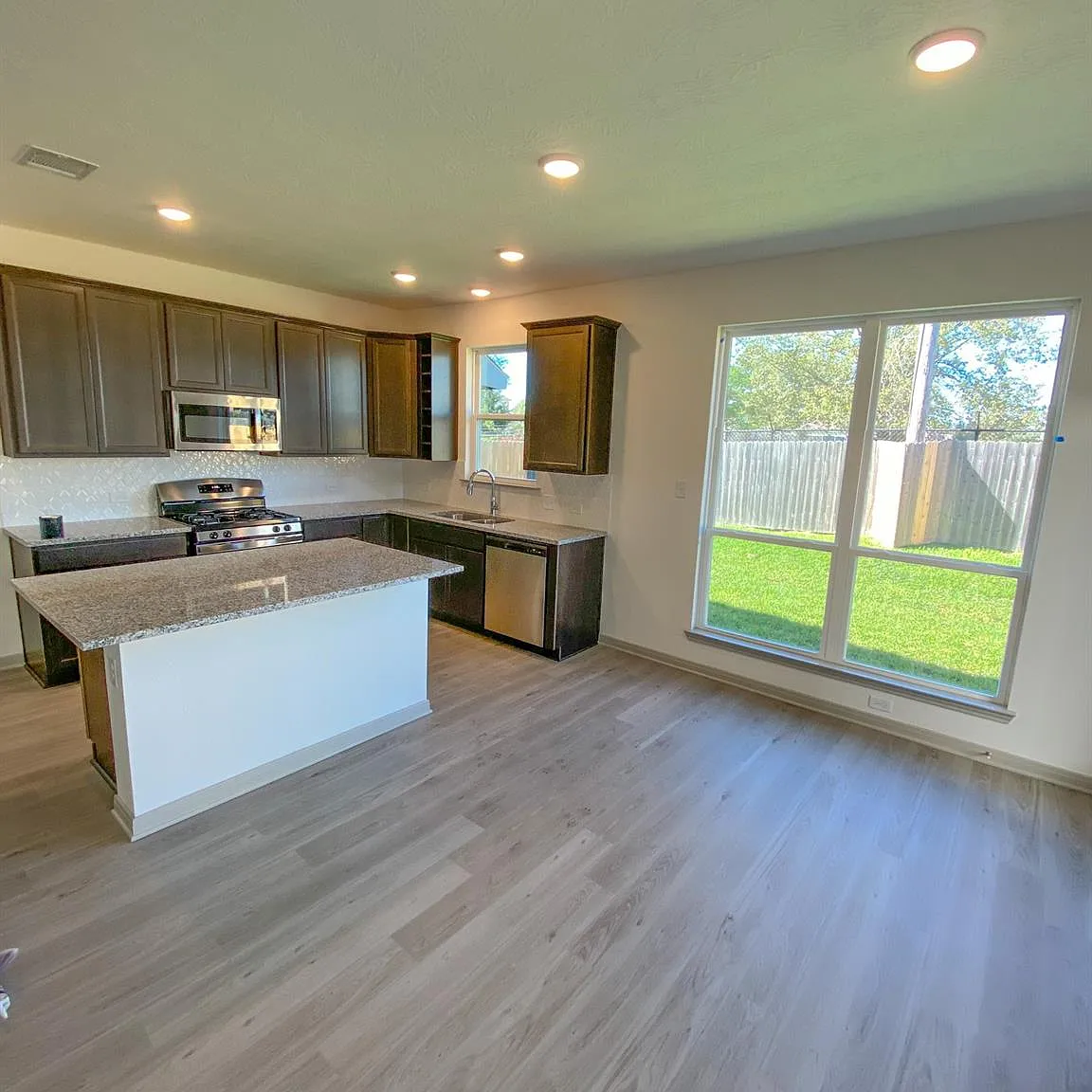 3 bed, 2.0 bath, 1550 sqft, $1,900 — Photo 3