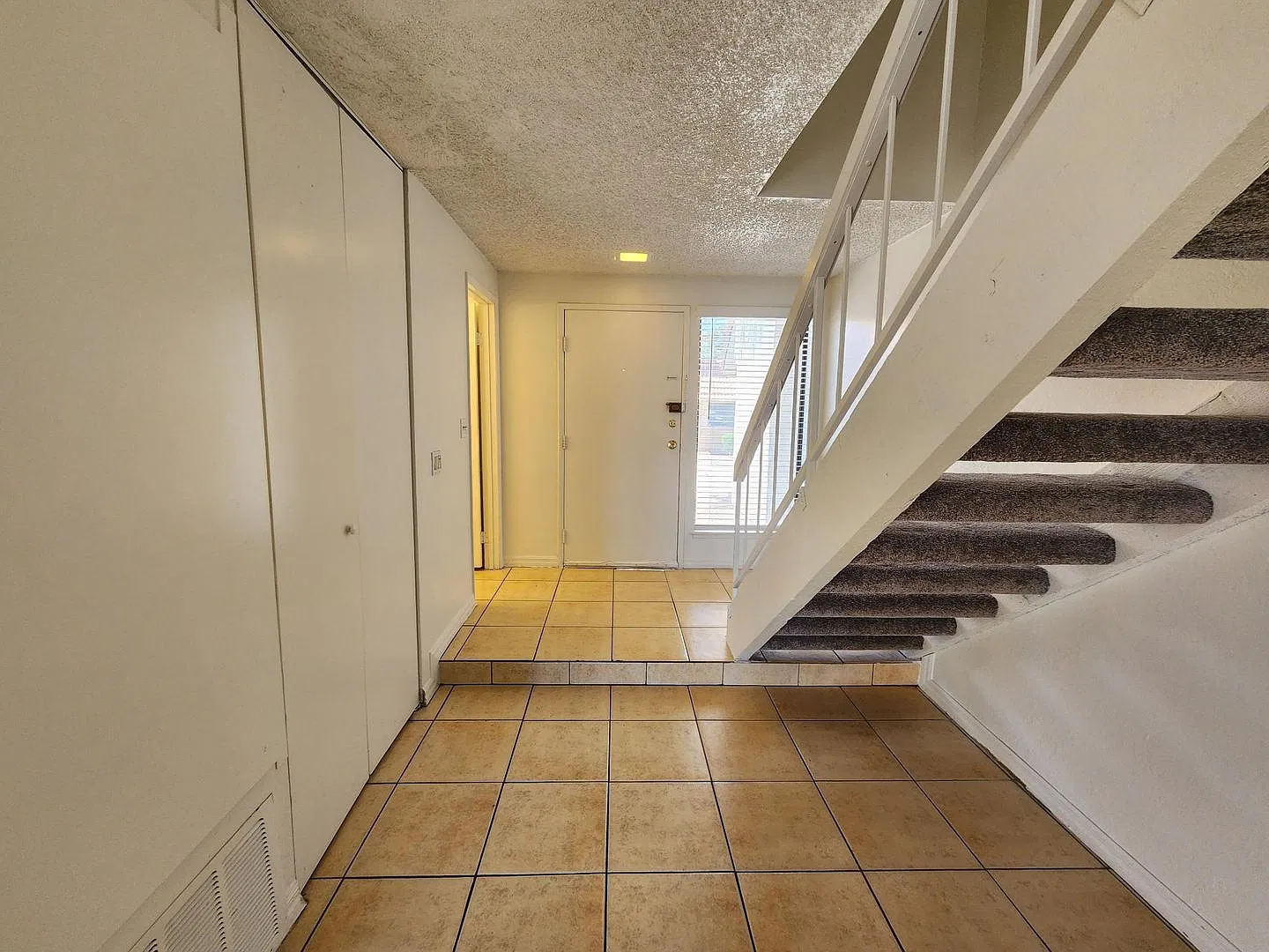 Beautiful And Spacious Two Story Town Home In Quiet And Nice Neighborhood! — Photo 2