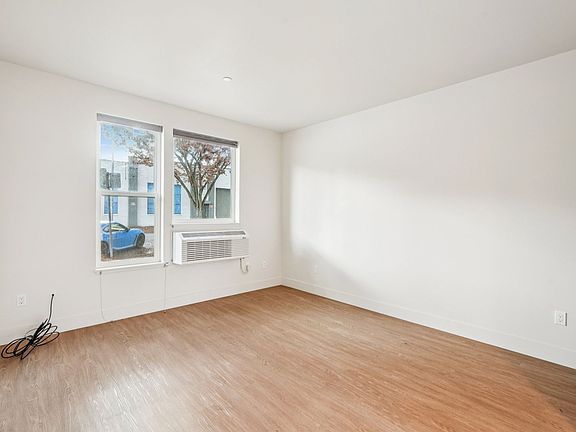 4th image of 230 13th St #102