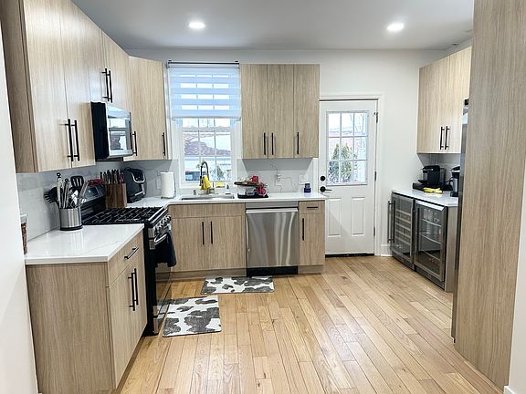 2nd image of 230 Union Blvd #B