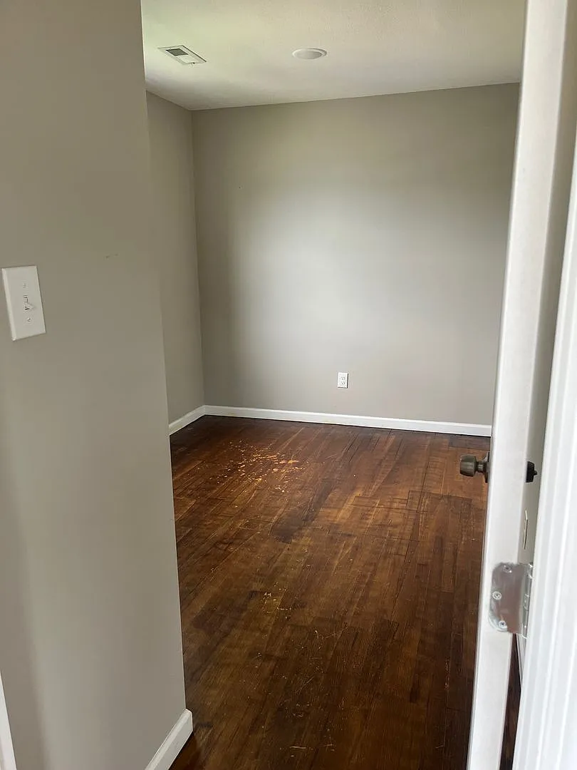 Charming 3 Bedroom 2 Bathroom — Photo 2