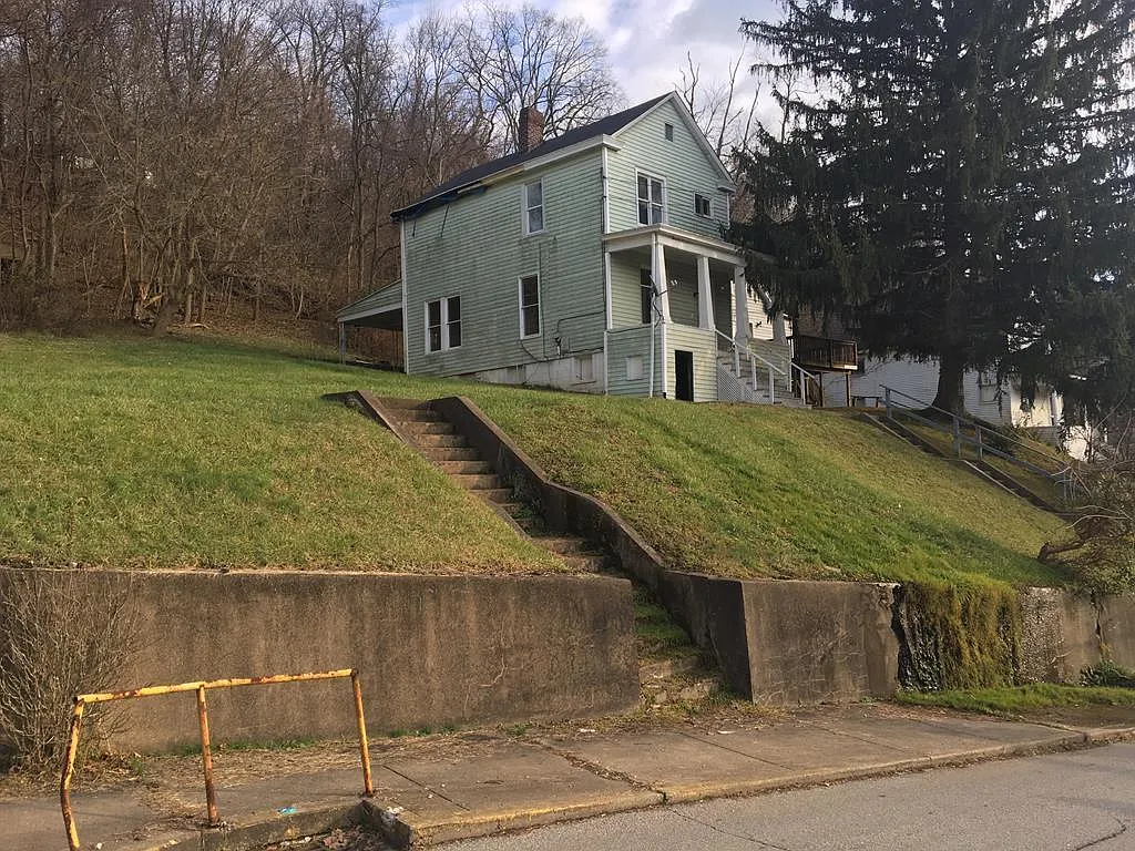 2424 Warwood Ave photo 1