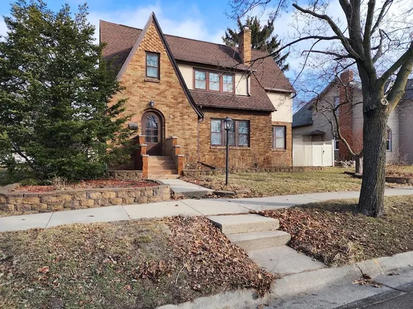 525 W Cook St, Portage, WI 53901