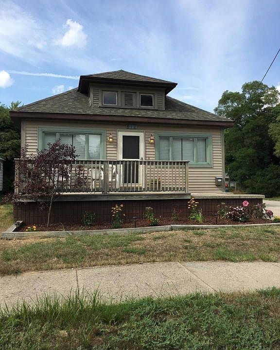 1st image of 812 W Grand Ave