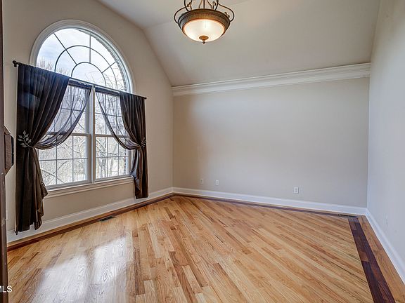 6th image of 405 Heather View Dr