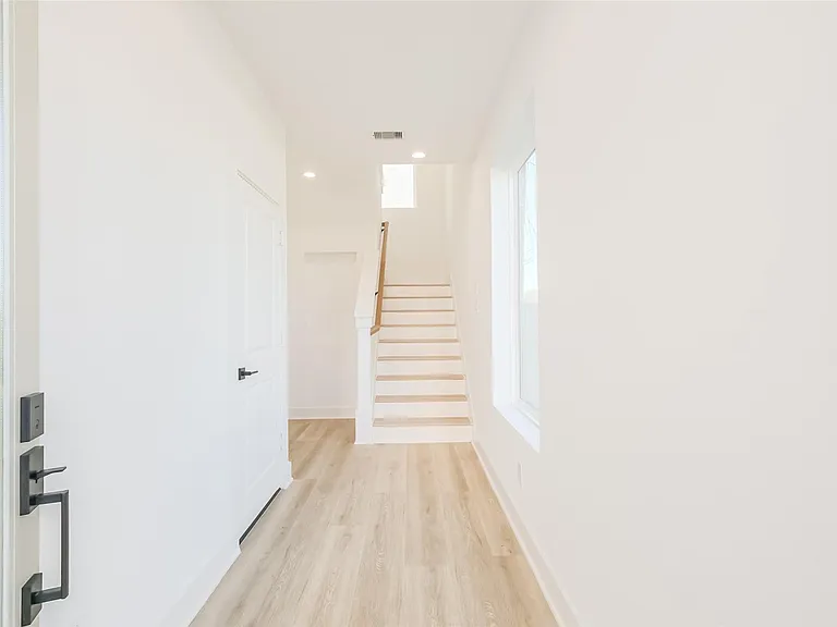 8315 Brecha Ln — Photo 4
