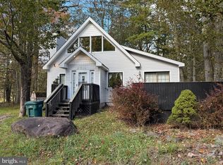 951 Country Place Dr, Tobyhanna, PA