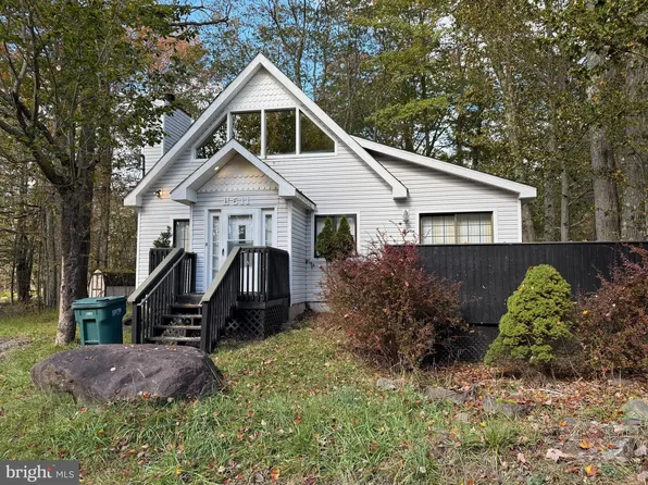 951 Country Place Dr, Tobyhanna, PA 18466