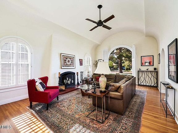 3rd image of 1521 W WILSHIRE Drive