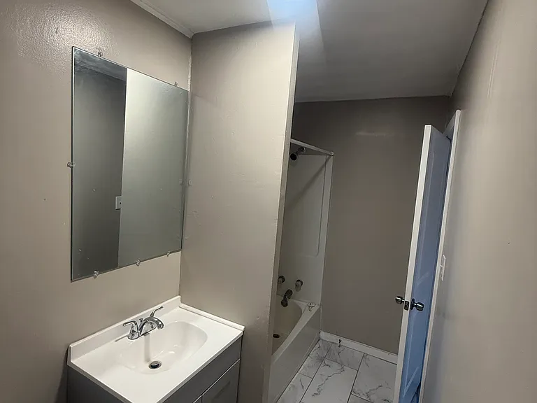 2404 Hartford St — Photo 6