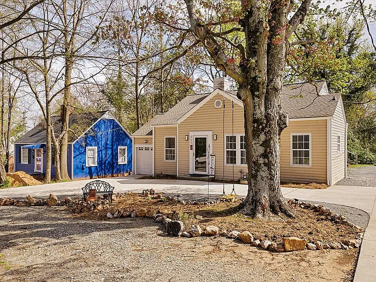 Welcome to Hunsucker's Place, a revitalized 1942 cottage with charming curb appeal, off-street parking, and a prime location near Downtown Greensboro and Cone Health Hospital. Perfect for professionals and travelers seeking comfort and convenience.