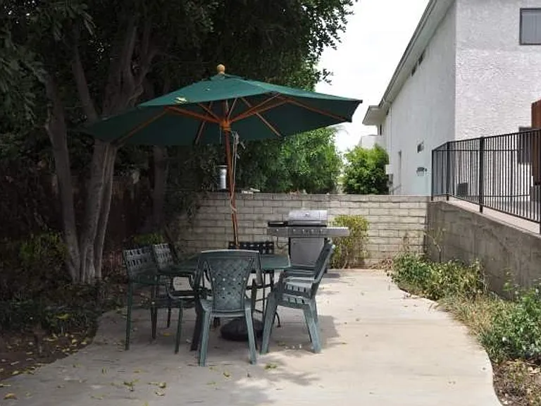 5921 Whitsett Ave — Photo 8
