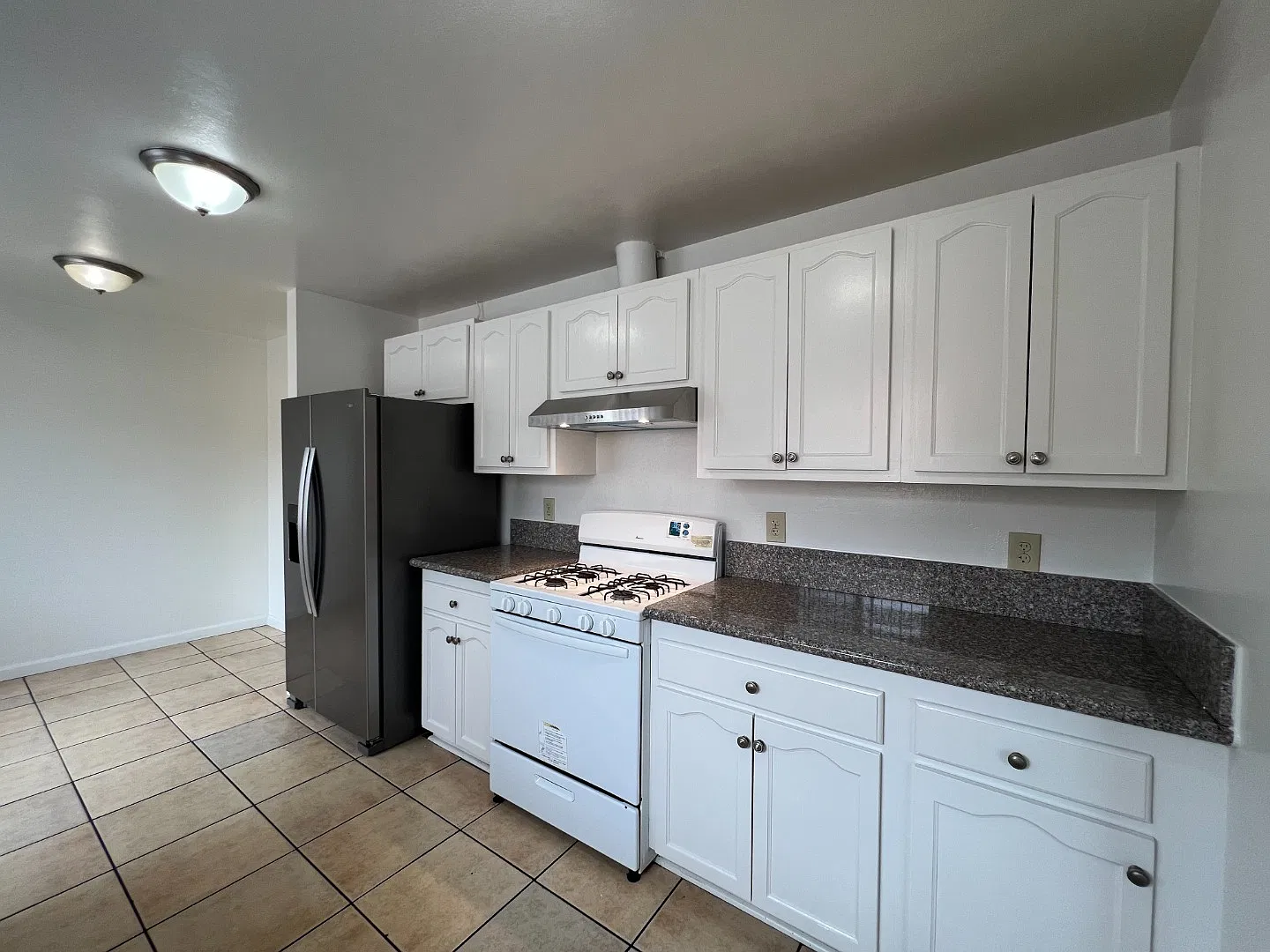 Light-Filled 4-Bed in San Pedro | Garage Parking, Utilities Included, Prime Location — Photo 3