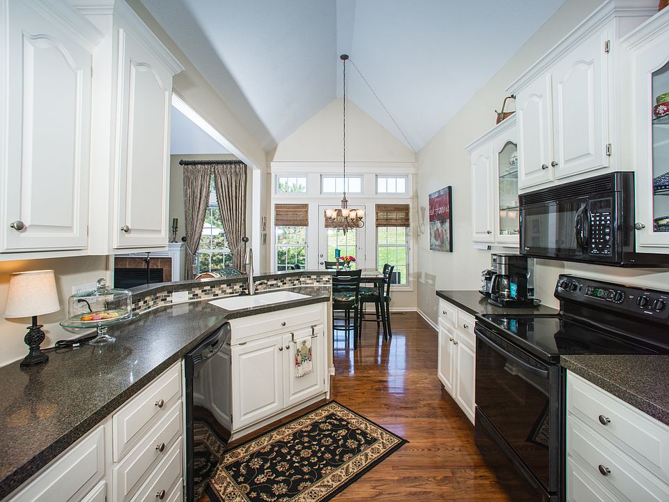 1st image of 930 Oakmont Dr