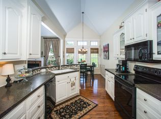 930 Oakmont Dr, Lansing, KS 66043