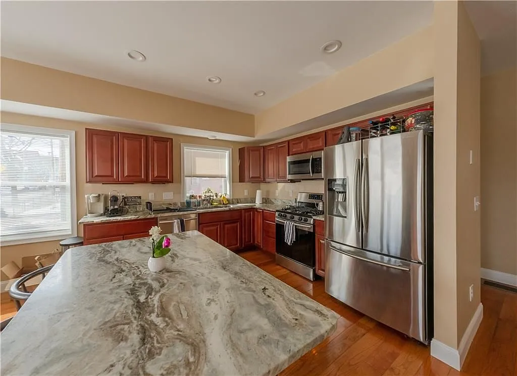 3 bed, 2.0 bath, 1680 sqft, $3,950 — Photo 4