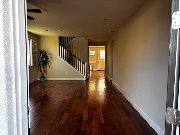 Living Room/Entrance