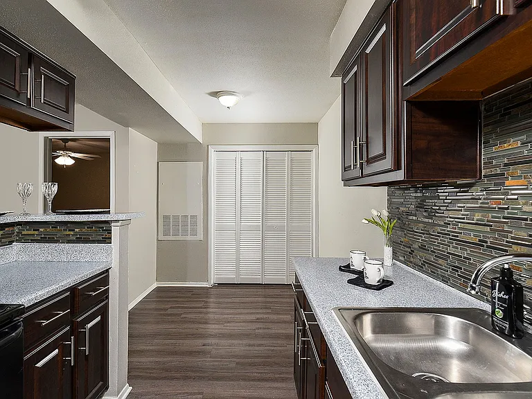 Cricket Hollow Apartments — Photo 20