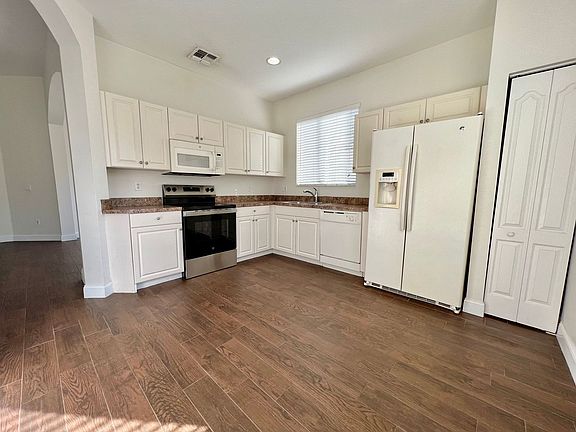 4th image of 10030 SW Cardigan Cir