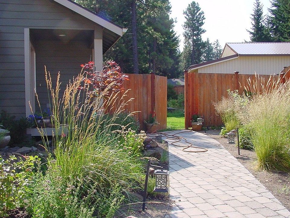Walkway and gardens......notice the fenced back yard.
